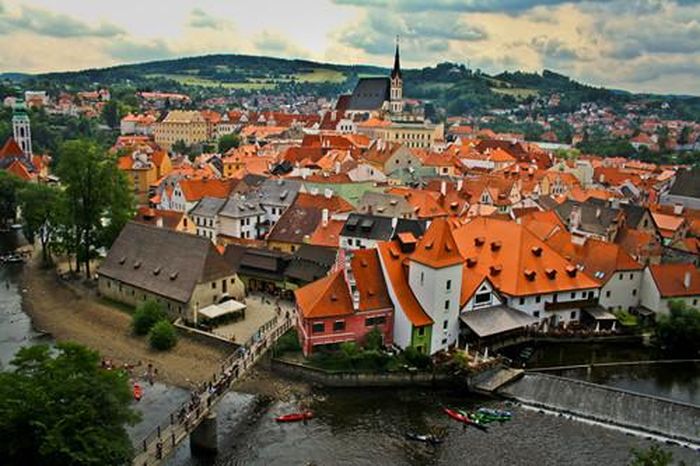  Du khách có thể đi hết "tiểu Prague" trong 20 phút, nhưng hành trình thực sự sẽ tốn nhiều thời gian hơn nhờ vẻ đẹp kiến trúc nơi đây. Cesky Krumlov (Cộng hòa Czech) là di sản thế giới được UNESCO công nhận, sở hữu một lâu đài nhìn xuống sông Vltava và khu phố cổ. Ảnh: World for Travel.