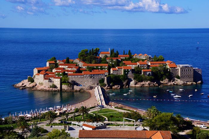  Bờ biển Adriatic không thể sánh với phong cảnh ở Sveti Stefan, hòn đảo nhỏ ngoài khơi Montenegro. Nơi đây sở hữu một số khách sạn đẹp, kết nối với đất liền thông qua một dải đất hẹp với bãi biển nổi tiếng Châu Âu. Ảnh: Catherinewhitworth.