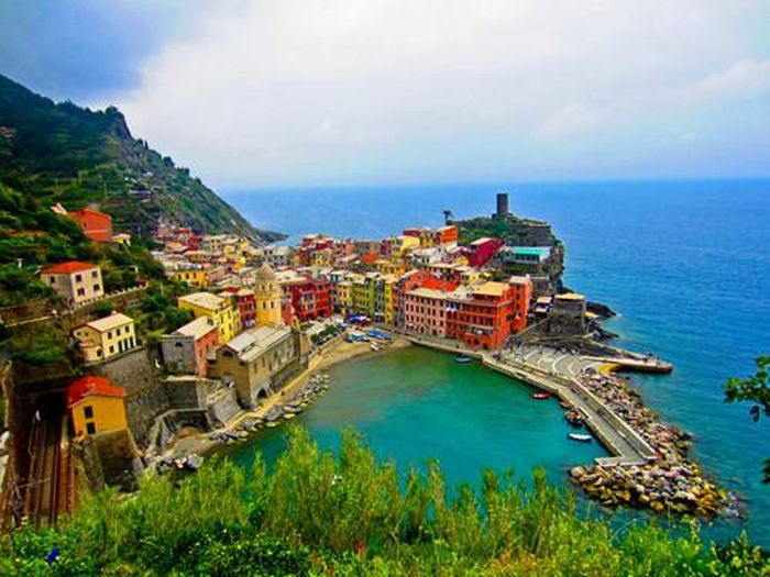 Vernazza sở hữu những thị trấn ven biển đẹp nhất Italy. Du khách có thể trải nghiệm nhảy từ vách đá xuống biển ở gần lối vào cảng, hay thưởng thức đồ uống và đồ ăn nhẹ buổi tối ở gần cửa biển, xung quanh là những căn hộ đầy màu sắc. Ảnh : Amazingplanetnews. 
