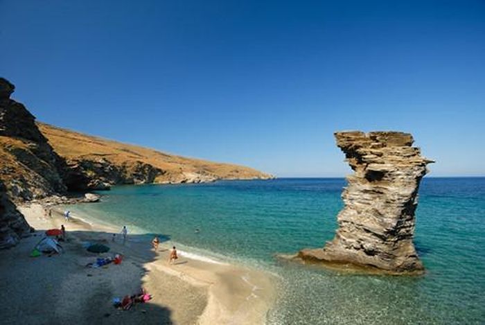  Chỉ cách thủ đô Athens một chuyến phà ngắn, Andros là nơi nghỉ dưỡng phổ biến của người Hy Lạp. Hòn đảo gần như không thay đổi suốt nhiều thập kỷ. Du khách sẽ tìm thấy nhiều bãi biển hoang vắng để thư giãn cả ngày, chưa kể đến những thị trấn ven biển tuyệt đẹp như Chora. Ảnh: dzc80.