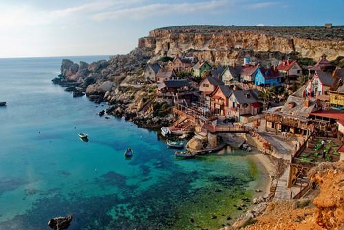  Chỉ riêng Bãi biển Vàng ở bờ biển phía bắc Malta cũng khiến Mellieha xứng đáng ghé thăm. Tuy nhiên, du khách cũng sẽ tìm thấy nhiều thắng cảnh khác, chẳng hạn như những rạn san hô ven biển đẹp nhất châu Âu, hay làng Popeye, bộ phim đã biến nơi đây thành khu nghỉ dưỡng. Ảnh: Dbhotelsresorts.
