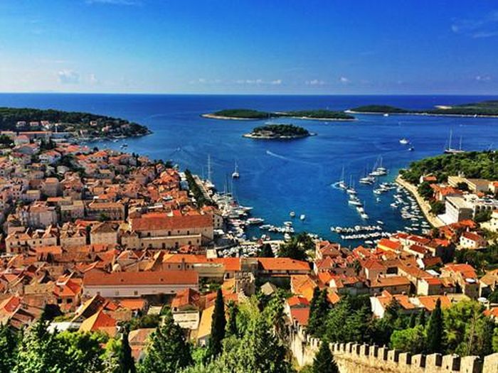 Hòn đảo Địa Trung Hải ở ngoài khơi Croatia thường bị đánh giá thấp. Tuy nhiên, Hvar có tất cả tiềm năng để phát triển du lịch. Bên cạnh bãi biển đẹp, đồ ăn ngon và kiến trúc thú vị, nơi đây còn là thiên đường với những người thích trải nghiệm cuộc sống về đêm rất phong phú. Ảnh: Laviwashere.