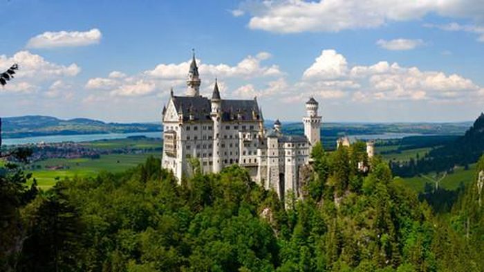  Schwangau là nơi tọa lạc 2 lâu đài hoàng gia vùng Bavaria, Đức. Nhiều người cho rằng biểu tượng của hãng phim nổi tiếng Walt Disney dựa vào lâu đài cổ tích Neuschwanstein trên đỉnh núi ở đây. Ảnh: Tzsfo.