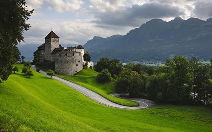  Thủ đô Vaduz của Liechtenstein nằm bên dòng sông Rhine, gần biên giới với Thụy Sĩ. Thành phố cổ kính này có từ thế kỷ 12. Điểm đến nổi tiếng nhất là lâu đài Vaduz, nơi ở chính thức của hoàng tử. Ảnh: Free Nature Pictures.