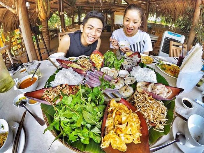 Cả hai vui vẻ bên một bữa ăn ngon