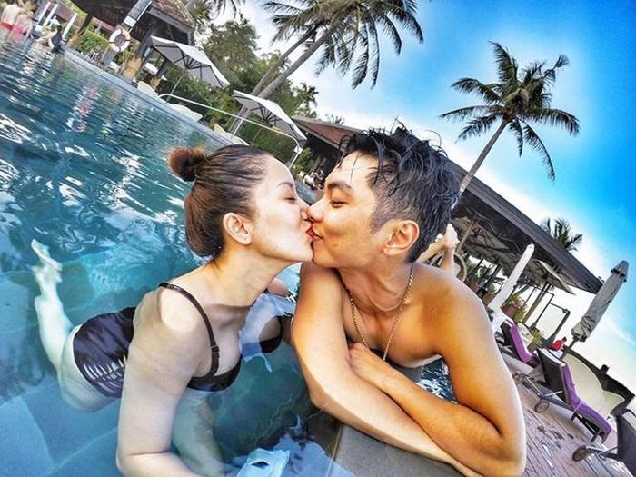 Cặp đôi cũng không quên ghi lại khoảnh khắc ngọt ngào khi trao cho nhau nụ hôn say đắm.