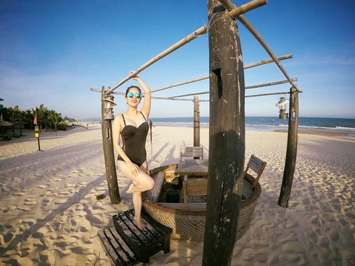 Bà mẹ một con Khánh Thi tranh thủ khoe hình thể quyến rũ trong trang phục bikini. Sự tươi tắn và tính cách trẻ trung của Khánh Thi, cộng với sự điềm đạm chững chạc của Phan Hiển khiến cặp đôi chưa bao giờ bị "lệch" khi đứng bên nhau.