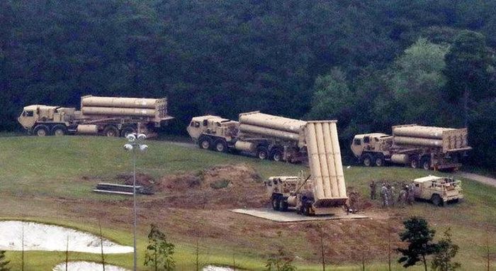 Các bệ phóng THAAD được lắp đặt hôm 7/9. Ảnh: Reuters