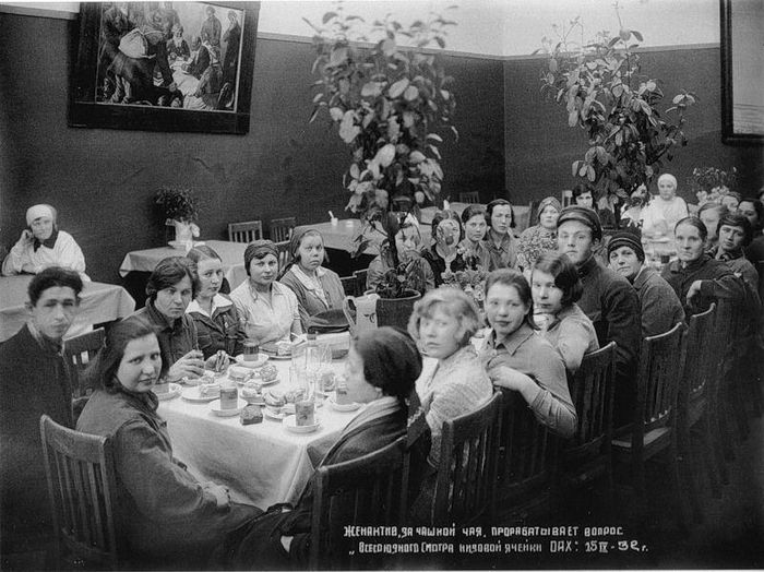 Mọi người ngồi uống trà và trò chuyện với nhau trong một nhà hàng năm 1935. Ảnh: ER.