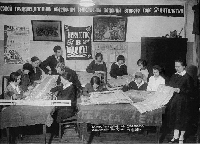 Những người phụ nữ may vá, thêu thùa năm 1935. Ảnh: ER.