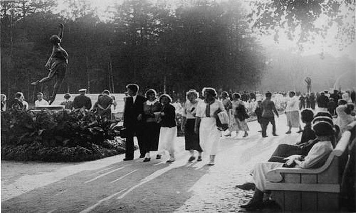 Rất đông người đến Công viên Kirov hồi tháng 8/1937. Ảnh: ER.