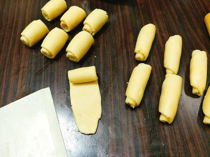 Sau khi bột nghỉ, dùng gậy cán lại lần thứ hai. 