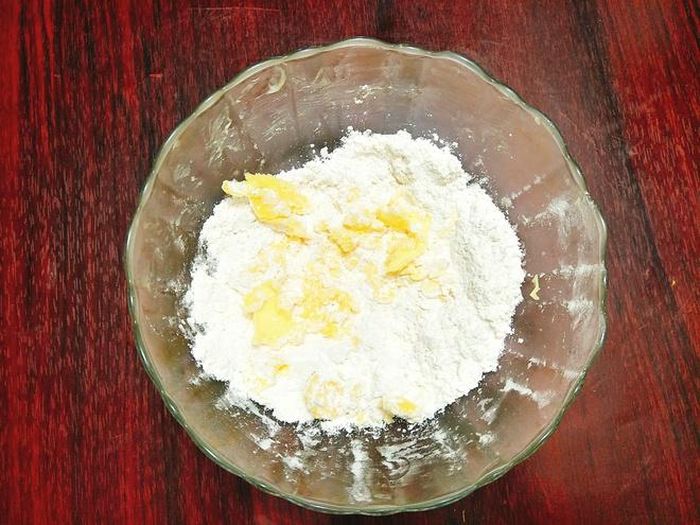 Cách làm phần bột dầu: Cho bơ và rây bột mì vào tô, trộn đều để khối bột thành một khối, bọc kín và để cho bột nghỉ. 