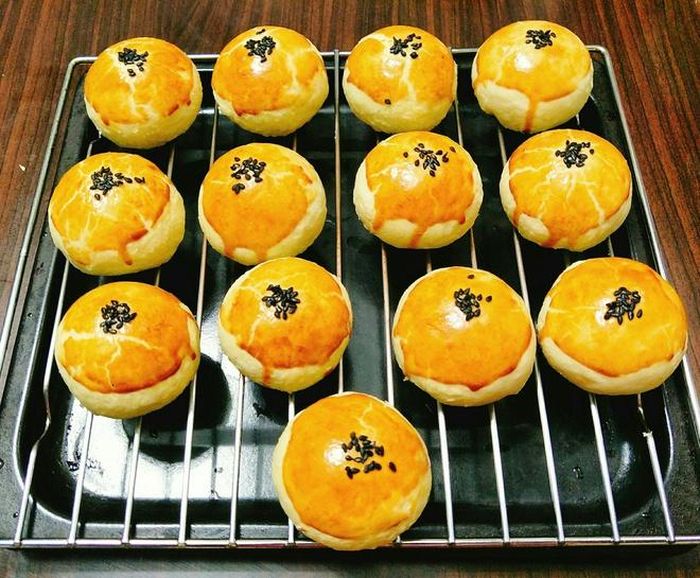 Cho khay bánh vào lò nướng 200 độ C đã được làm nóng trước 10 phút, nướng khoảng 25 phút là bánh chín vàng đều. 