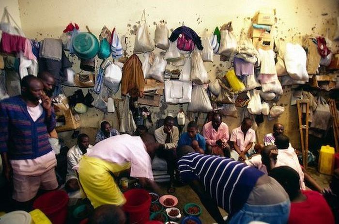 Nhà tù Gitarama nằm ở Rwanda, được thiết kế có sức chứa 500 tù nhân. Tuy nhiên, trên thực tế nhà tù này là nơi giam giữ hơn 6.000 tù nhân. Nhà tù Gitarama được biết đến là nhà tù "địa ngục trần gian" khi nhiều tù nhân bị nhiễm trùng và có thể dẫn đến tử vong