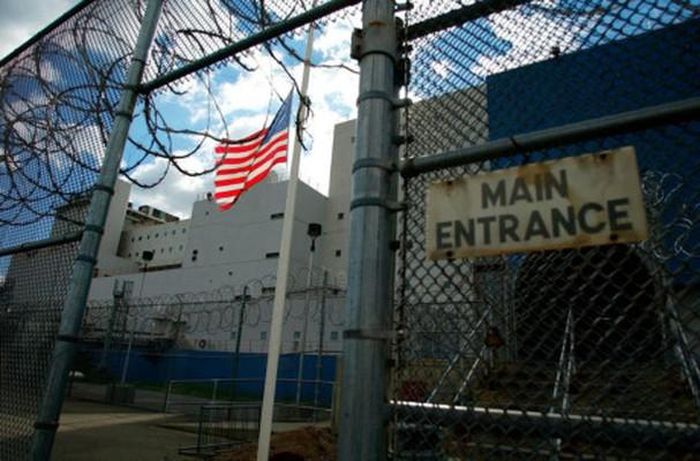 Được biết, nhà tù Rikers Island hiện giam giữ khoảng 14.000 phạm nhân và là 1 trong 10 nhà tù nổi danh tại Mỹ. Nhà tù này có ngân sách hoạt động gần 860 triệu USD mỗi năm và là khu giam giữ phức hợp của thành phố New York. Bạo lực xảy ra thường xuyên nên có trường hợp tù nhân đã chết vì bị bỏ rơi và lạm dụng.
