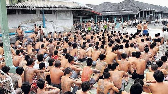Nhà tù Bang Kwang ở thủ đô Bangkok (Thái Lan) là nơi giam giữ hơn 4.000 tù nhân với ít nhất 700 tên tội phạm lĩnh án tử hình. Được biết, trong ba tháng đầu thụ án ở nhà tù này, các phạm nhân bị đeo xích chân và chỉ được ăn một bát súp mỗi ngày. Ảnh: Internet