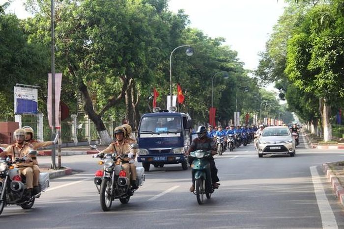 Đoàn viên thanh niên TP. Vinh diễu hành hưởng ứng Tháng An toàn giao thông năm 2017. Ảnh: H.T