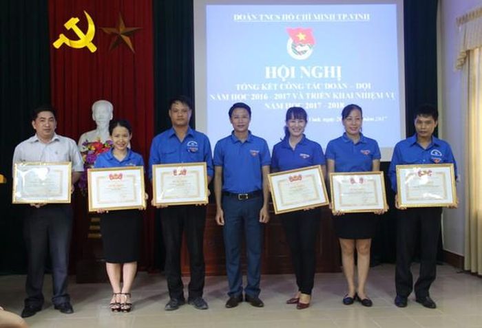 Các tập thể và cá nhân khối Đoàn trường học được Trung ương Đoàn tặng Bằng khen. Ảnh: H.T