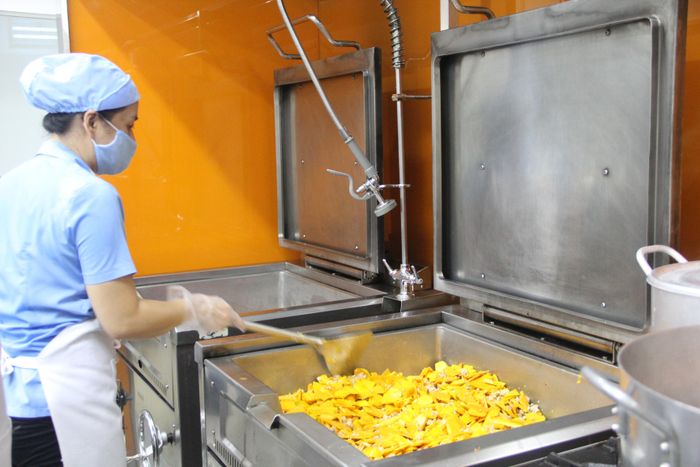  4 chiếc bếp đa năng, hiện đại luôn đảm bảo về thời gian và chất lượng cho bữa ăn của 1.300 HS