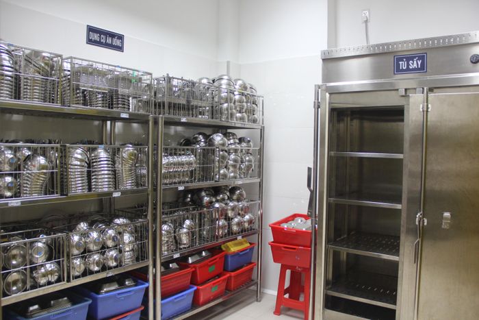 Dụng cụ ăn uống được sấy khô sau đó xếp gọn gàng trong kho chứa dụng cụ 