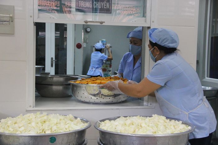  Làm sạch thực phẩm và chuyển vào bếp nấu