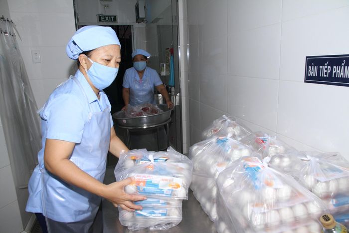  Nhận thực phẩm từ 5h30 sáng 