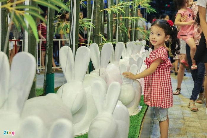 “Đèn mặt trăng lớn nhất Việt Nam” chính thức ra mắt và được trao chứng nhận Kỷ lục Guinness Việt Nam đêm 21/9, mở màn cho chuỗi lễ hội chào đón Trung thu 2017. 