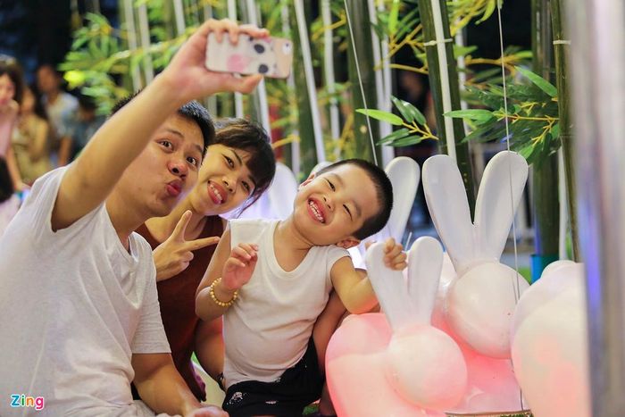 Chị Nguyễn Thị Mai cùng gia đình cho biết mọi năm, chị thường lên hồ Gươm chơi Tết Trung thu. Năm nay, gia đình chị dự kiến sẽ chuyển địa điểm vui chơi về đây. 