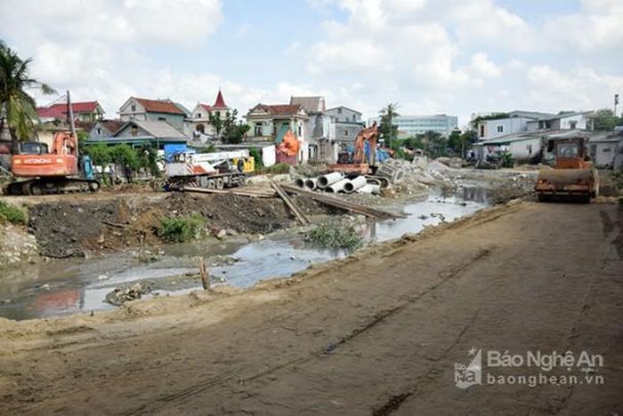 Công trình hào Thành cổ Vinh chậm tiến độ. Ảnh: XH