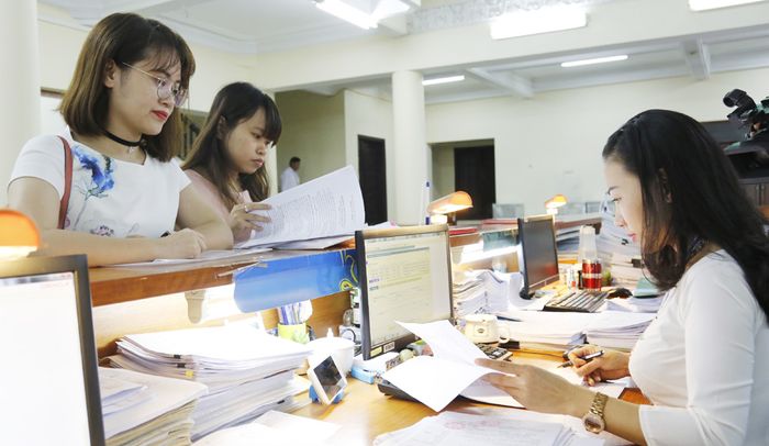  Làm thủ tục nộp ngân sách tại Kho bạc Nhà nước Hà Nội. Ảnh: Thanh Hải