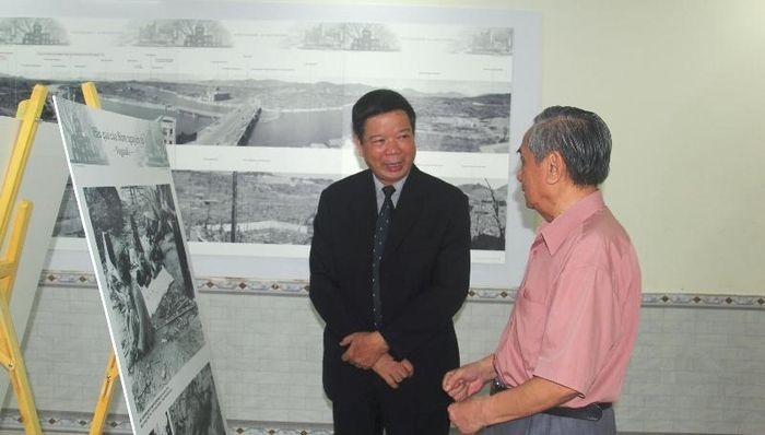 Khách tham quan triển lãm 