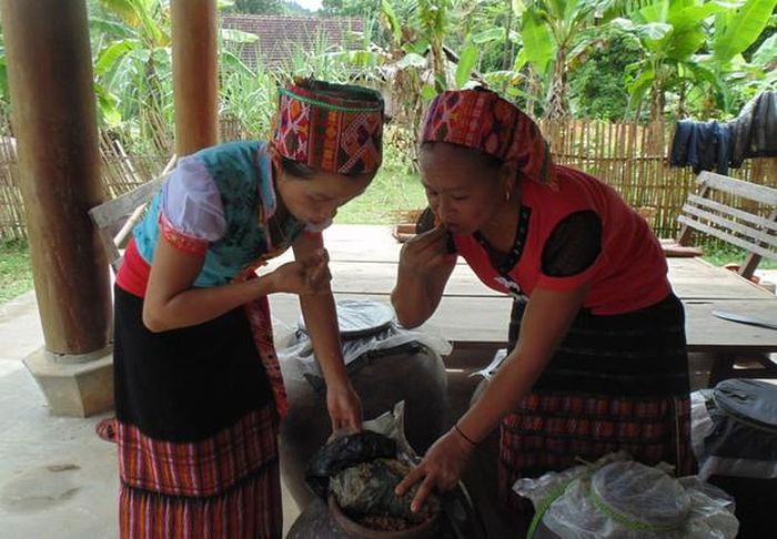 Trong thời gian ủ phải mở chum ra nếm thử rượu đã chín và ngọt mới thành công. Ảnh: Tường Vi