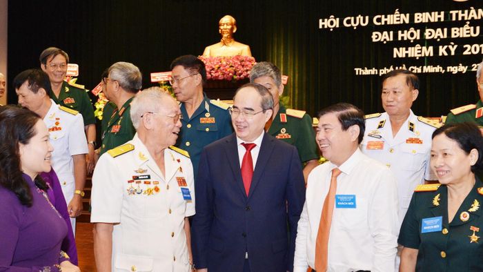 Bí thư Thành ủy TPHCM Nguyễn Thiện Nhân và Chủ tịch UBND TPHCM Nguyễn Thành Phong trao đổi cùng các đại biểu tại Đại hội đại biểu Hội Cựu chiến binh TPHCM. Ảnh: VIỆT DŨNG