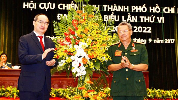 Bí thư Thành ủy TPHCM Nguyễn Thiện Nhân tặng hoa chúc mừng Đại hội đại biểu Hội Cựu chiến binh TPHCM. Ảnh: VIỆT DŨNG