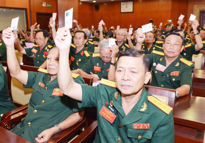 Các đại biểu cựu chiến binh biểu quyết thông qua nghị quyết Đại hội đại biểu Hội Cựu chiến binh TPHCM. Ảnh:VIỆT DŨNG