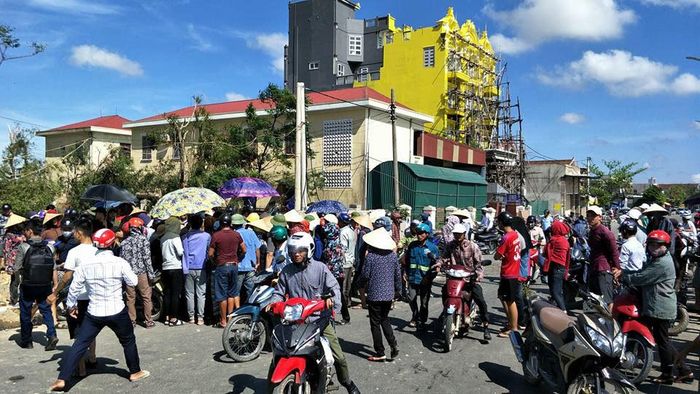 Rất đông người dân tụ tập phản ứng trên đường, gây ách tắc cục bộ