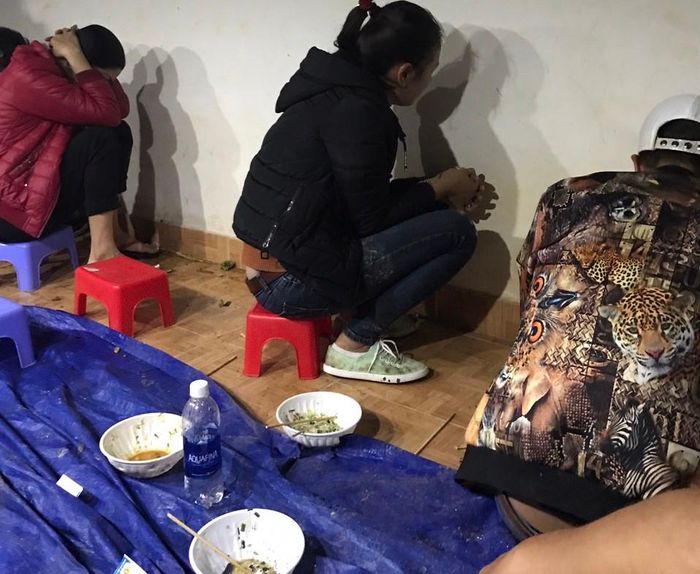 Đồ ăn nhẹ được chuẩn bị cho các con bạc chơi thâu đêm
