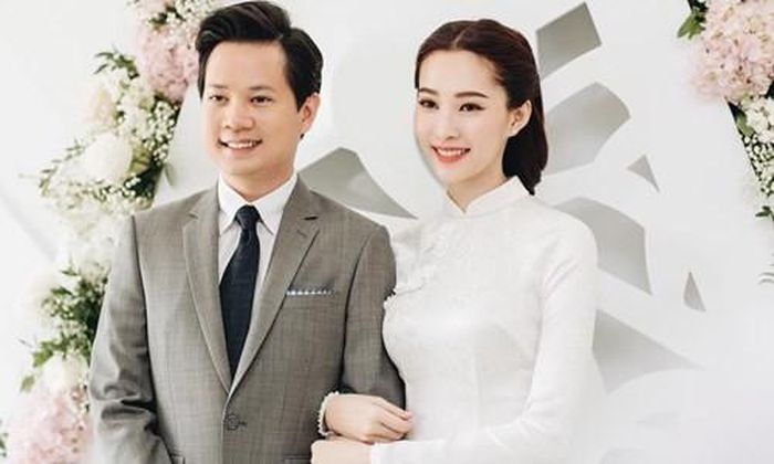 Hoa hậu Đặng Thu Thảo diện áo dài trắng giản dị trong lễ ăn hỏi ngày 1/10 vừa qua.
