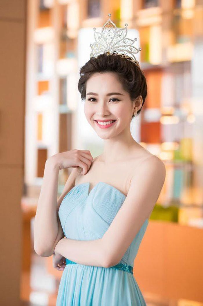 Hoa hậu Đặng Thu Thảo những ngày đầu mới đăng quang.