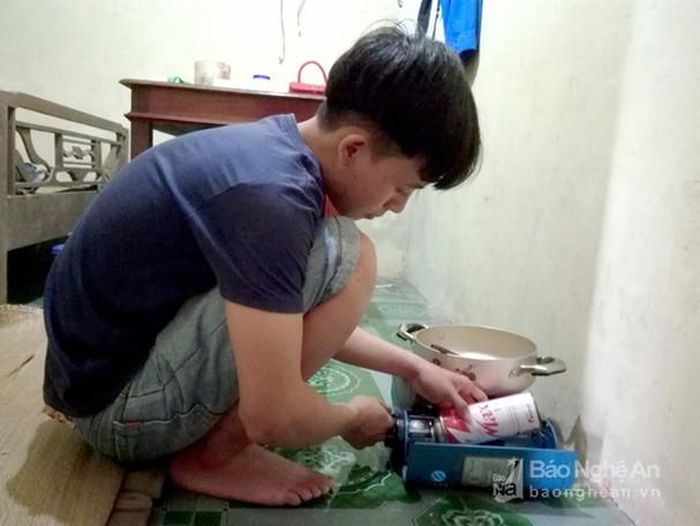 Bình gas mini được sinh viên sử dụng thường xuyên. Ảnh: Quang An