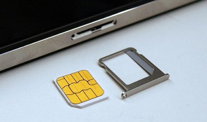 Đầu tiên hãy lắp SIM ghép vào máy như ở trạng thái ban đầu.
