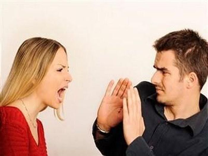 Đầu to, thân nhỏ, sườn mũi cao: Thanh niên trưởng thành có tướng vóc lùn thấp, đầu to thân nhỏ sườn mũi cao và ngắn là chủ về sự góa bụa sớm. Nếu phải lập gia đình trước 23 tuổi, ria mép mọc đều đặn, môi mỏng và răng thưa thớt là tướng cô độc, bần tiện hiếm con.