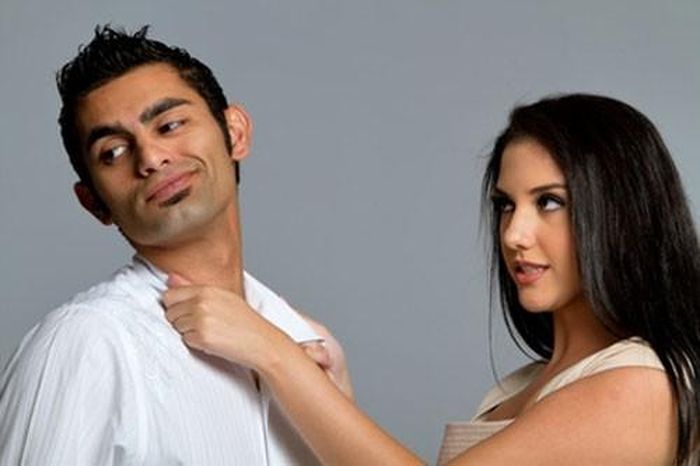 Miệng hẹp, trán vồ, da men mét. Phàm trai vị thành niên có khuôn mặt đầy thịt, màu da men mét và miệng thì hẹp, trán lại vồ, ắt khi lấy vợ sẽ hà khắc. Do đó cuộc tình sẽ không bền bỉ, đời sống vật chất cũng chật vật. Sinh con trai, gái đều ko nhờ được, duyên nợ phải hai ba lần đổi thay đến lần cuối mới tạm ổn.