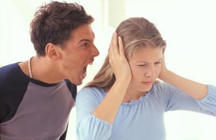 Mặt tròn, tóc xoăn, mắt lươn: Đàn ông có khuôn mặt tròn, đầu nhỏ, tóc xoắn, mắt lươn, tâm tánh ương ngạnh và lòng dạ gian ác, dám lấy vợ bạn, số khắc vợ con. (Thông tin trong bài chỉ mang tính tham khảo, cung cấp nội dung trắc nghiệm vui cho bạn đọc). 