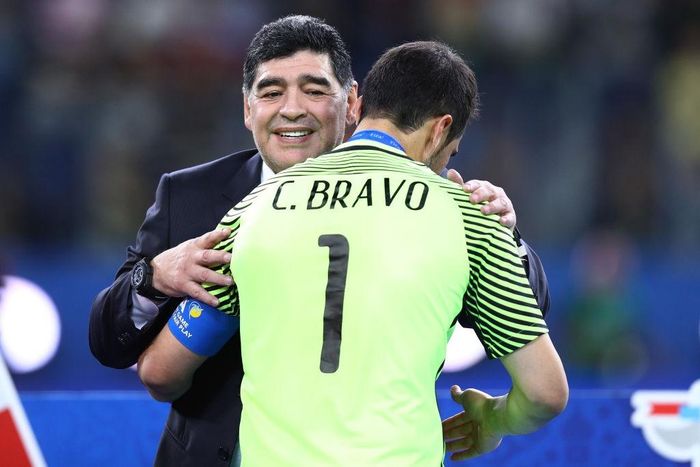Mùa giải 2016/17, Bravo phải vào lưới nhặt bóng khi Man City chạm trán Barca của Lionel Messi. Tuy nhiên, anh vẫn được xem là một trong số ít thủ môn gây ấn tượng với những pha cứu thua xuất sắc khi đối mặt ngôi sao sở hữu 5 Quả bóng vàng.