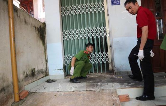 Cơ quan công an khám nghiệm hiện trường vụ nổ tại nhà của bà Kháng.