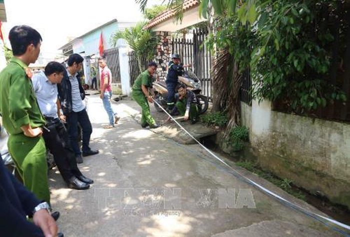 Sợi dây điện màu xanh dẫn từ ngoài đường vào trong thềm nhà bà Kháng vẫn còn lưu lại sau khi vụ nổ xảy ra.