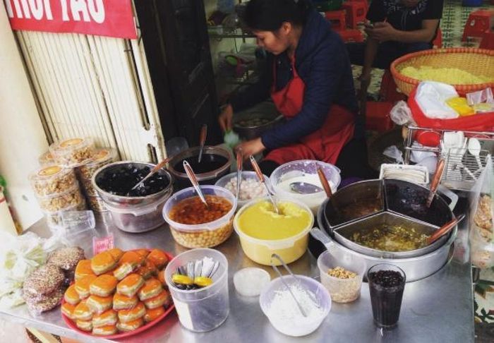 Thực đơn chè được thay đổi theo mùa. Những ngày Hà Nội nóng như đổ lửa, chè bà Thìn có chè hạt sen, chè đỗ xanh, thạch trân châu. Đến mùa lạnh, quán chỉ bán các loại chè đặc để ăn một mình hoặc ăn với xôi là chè hoa cau, chè bà cốt, chè đỗ đen đặc. Ảnh: Hưng Lưu.