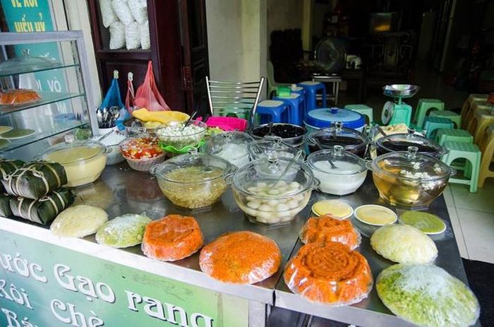 Quán còn phục vụ các loại xôi, bánh truyền thống như bánh chưng, bánh dày, bánh cốm... Ảnh: Trúc Linh.
